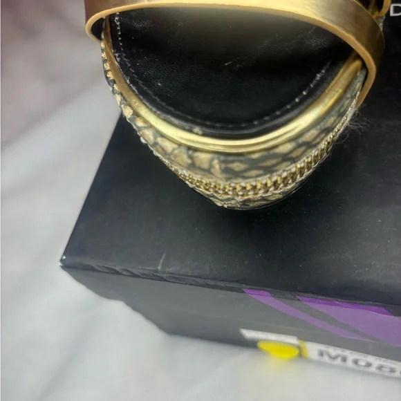 Donald J. Pliner Gold and Black Heels - Picture 4 of 15